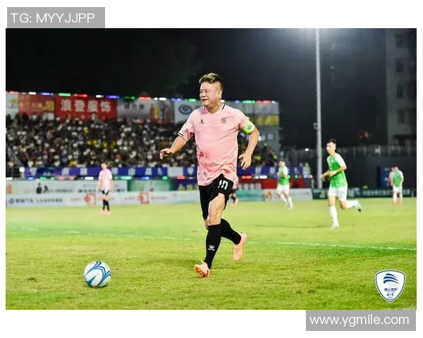 带正字的足球明星们如何在赛场上展现他们的魅力与风采