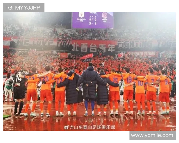 足球明星亲临现场与球迷互动热情高涨引发观众席欢呼声不断