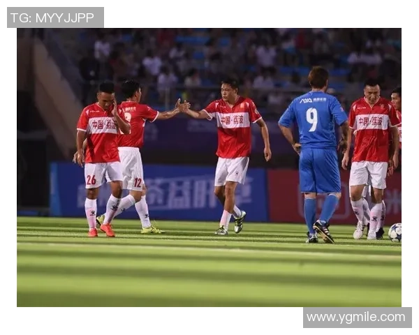 顶级足球明星同框合影展现传奇风采与友谊的瞬间