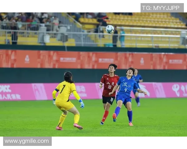 美女挑战足球知识猜测明星身份引发热议与讨论