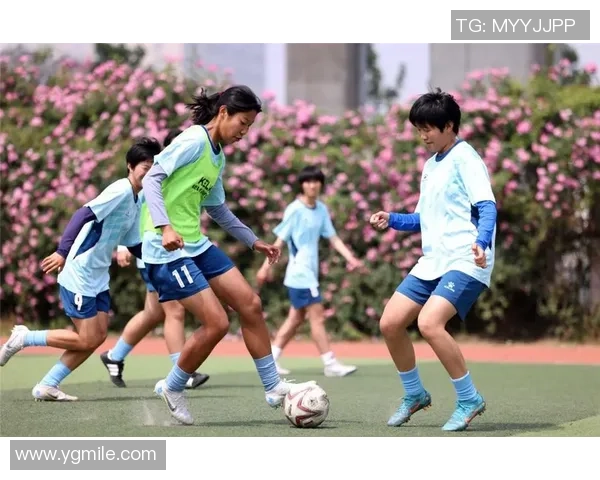 足球明星亲自指导女生踢球让她们在绿茵场上展现自信与风采