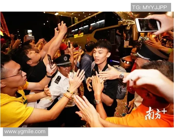 香港足球明星联袂献唱盛典激情四溢点燃球迷热情的音乐之夜