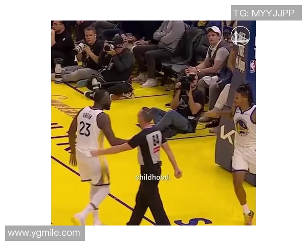 库里与足球明星进行精彩切磋展现运动员之间的默契与挑战 库里与足球明星进行精彩切磋展现运动员之间的默契与挑战