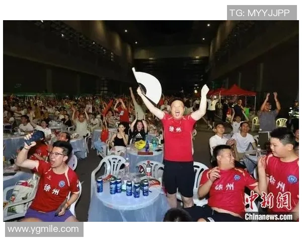 当足球明星突然出现时球迷们的狂欢与惊喜瞬间点燃全场热情 当足球明星突然出现时球迷们的狂欢与惊喜瞬间点燃全场热情